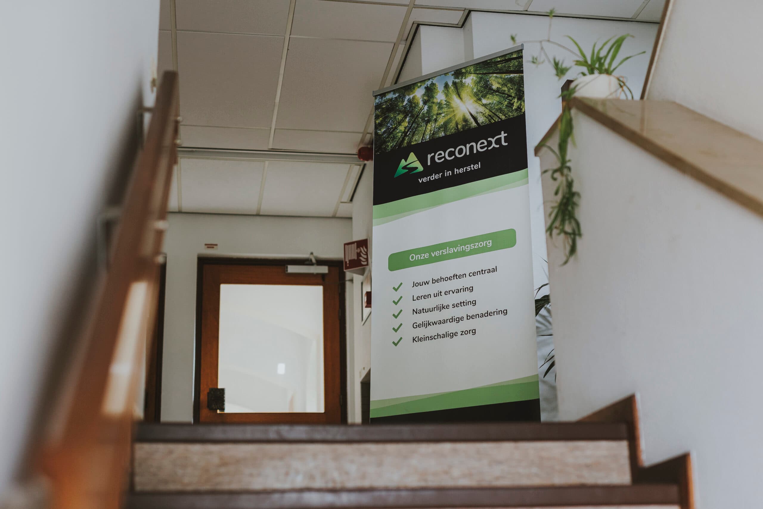Reconext-banner in het pand
