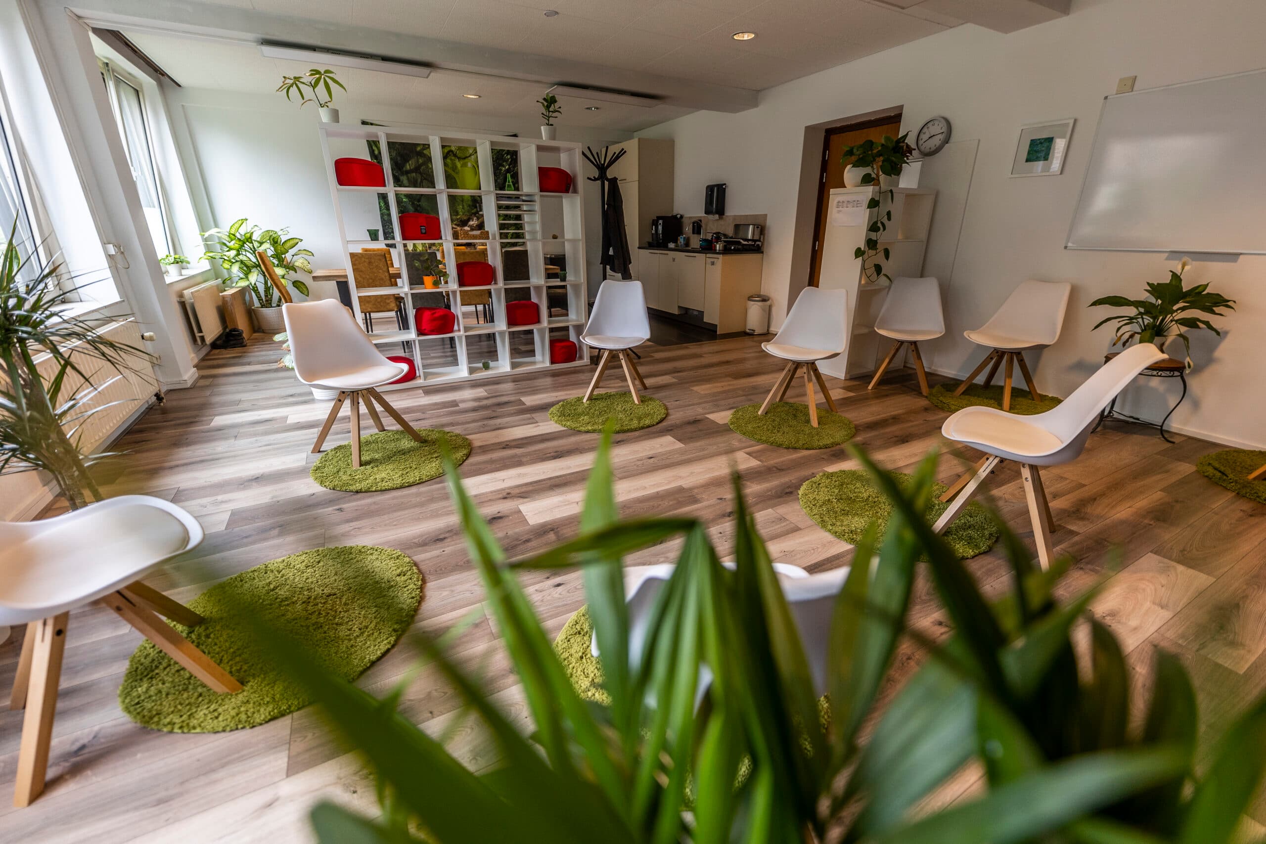 Kring van stoelen in de behandelruimte van Reconext