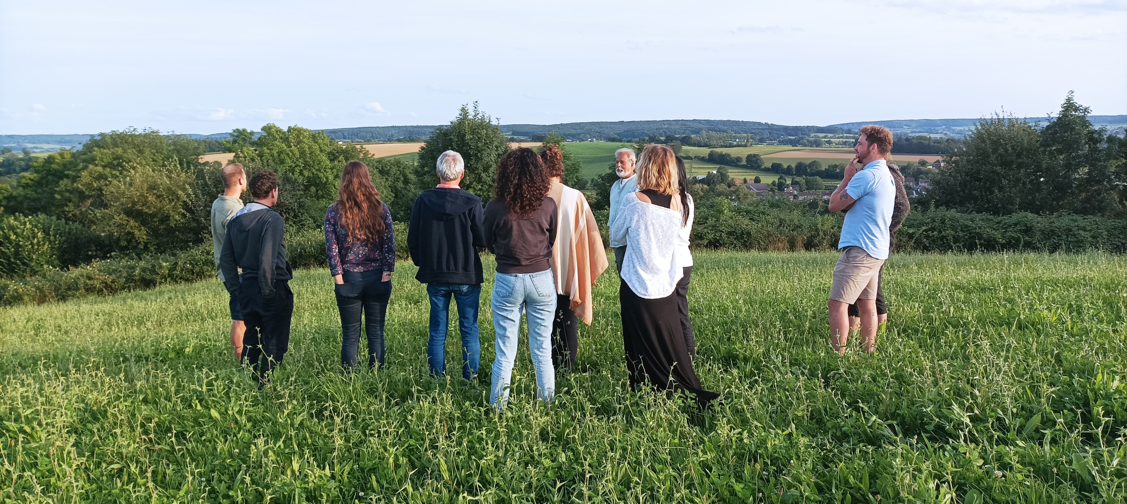 Een groep kijkt uit over het Limburgse landschap