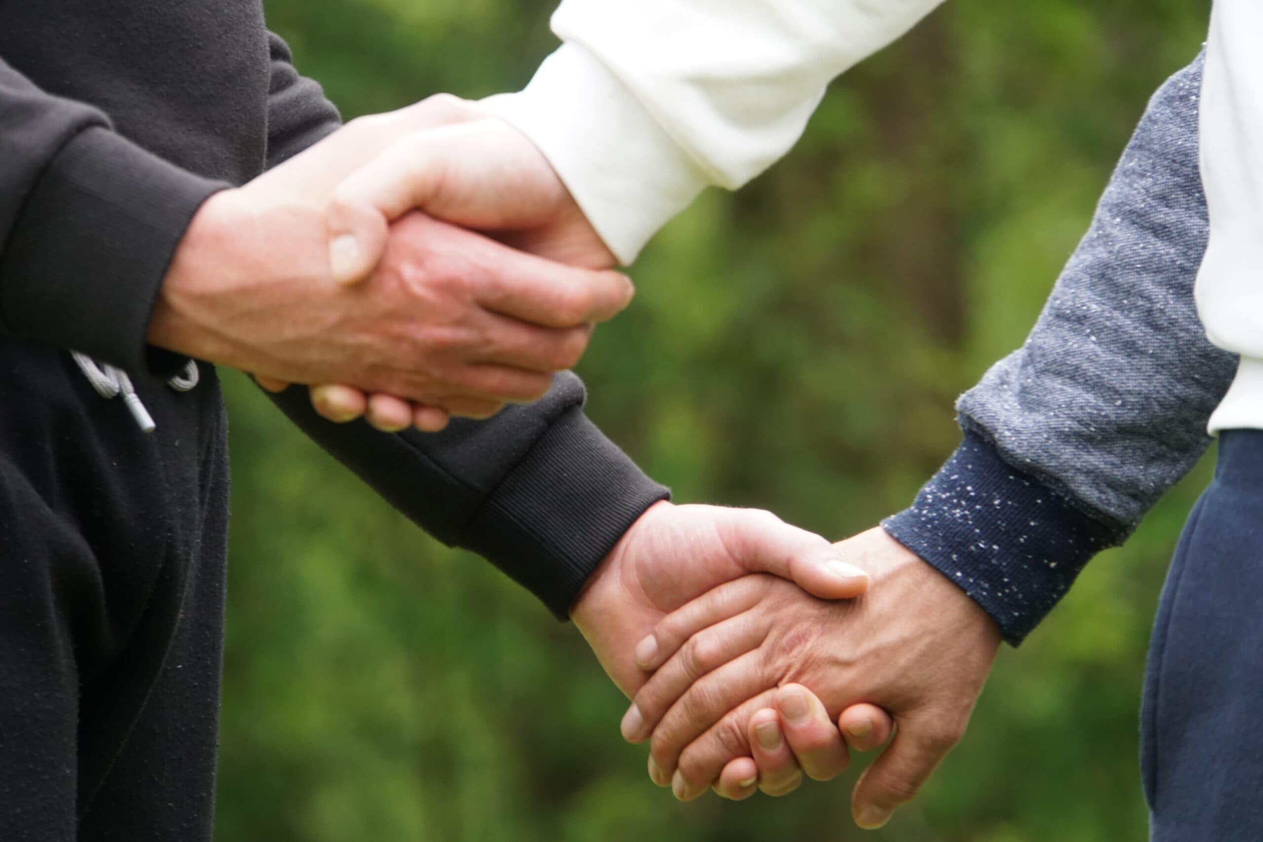 Een hand reiken in een groene omgeving